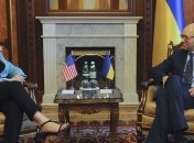 Яценюк обсудил с Нуланд выполнение Минских договоренностей