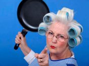 Головне в суперечці з дружиною — переманити на свою сторону тещу: смішні анекдоти про "улюбленої" мамі