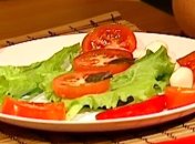 Томатная закуска с соусом и гренками