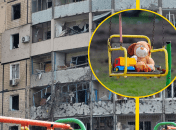 Люди несуть на місце загибелі дітей іграшки та квіти