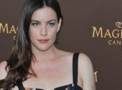 Лив Тайлер впервые вышла с новорожденным малышом на публику