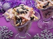 Салат "Новогодняя ночь" подается в порционных салатницах