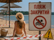 Девушка на закрытом пляже