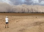 Беда не приходит одна: Австралию накрывает пыль (Видео)