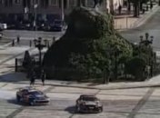 Разрешила полиция: в Киеве гонщики устроили дрифт на Софиевской площади (видео)