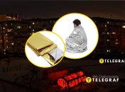 Отключения света в Киеве, мужчина в термоодеяле