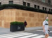 В ожидании погромов: накануне выборов в США заколачивают окна в бутиках и магазинах