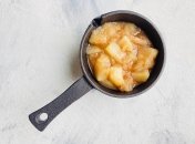 Яблочный соус добавит мясу сочности. Фото: instagram/kate.deliciouss