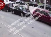 Напад зафіксувала камера відеоспостереження.