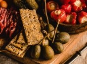 "Невозможно оторваться": хрустящие хлебцы с прованскими травами по рецепту Лизы Глинской (видео)