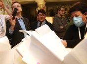 ЦИК обработала более 57% протоколов, Зеленский набирает 30,28% голосов