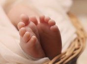 На Николаевщине в коробке возле больницы найден младенец с синяками на теле