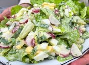 Салат с яйцами, редисом и огурцами