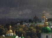 В Киеве резко испортилась погода: отдыхающих снесло ветром с дождем (видео)