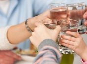 Медики объяснили, почему запивать еду холодными напитками вредно для здоровья