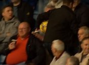 Ограбление века: болельщик попытался украсть мяч во время матча (Видео)