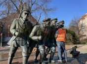 Робітник відмиває пам’ятник.