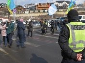 "Нам не на что жить": протестующие перекрыли дорогу на Буковель (фото, видео)