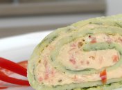 Зеленый рулет со сливочным сыром.