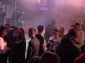 Около сотни посетителей и все без масок: ночной клуб во Львове "забил" на карантин выходного дня (фото)