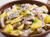 Постный салат из картофеля и сельди готовится очень быстро