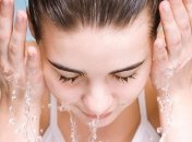 Почему умывать лицо горячей водой вредно