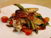 Куриное филе со спаржей и помидорами черри