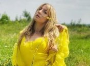 Леся Никитюк похвасталась длинными ножками в мини платье