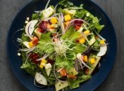 Этот салат поразит своим вкусом (изображение создано с помощью ИИ).