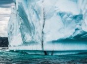 Гренландія тане: найбільший льодовик розколовся на частини