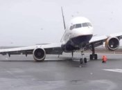 Жесткая посадка: В аэропорту Рейкьявика самолет приземлился на двигатель (Фото)
