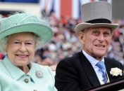 Елизавета II вместе с мужем прогулялась по парку при Виндзорском замке