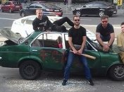 В центре Киева парни с битами разбили неправильно припаркованное авто