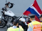 СМИ: Десятки немецких полицейских преградили путь "Ночным волкам"