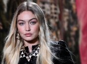 Джіджі Хадід виблискувала на показі в Парижі в наряді від Chanel