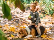 Ребенок играет с собакой