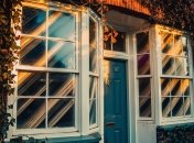 Є дієві методи усунення слідів скотчу з вікна  (зображення створено за допомогою ШІ)