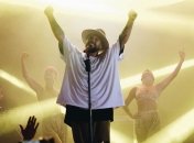 Monatik встал на колени перед своей поклонницей (Видео)