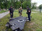 Украинские военные осматривают сбитый дрон типа Shahed-136