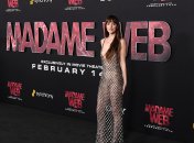 Дакота Джонсон сяяла на червоній доріжці