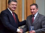 Президент вручил украинский паспорт меценату Мишелю Терещенко