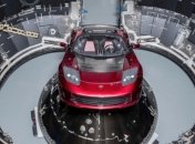 Илон Маск показал экземпляр Tesla Roadster, который отправится в космос 