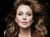 Альбина Джанабаева сразила эффектным нарядом с глубоким декольте