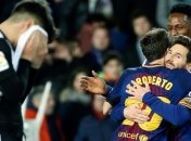 Фанат "Валенсии" разбил окно автобуса "Барселоны", когда в него садились футболисты