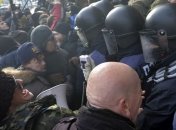 "Марш за импичмент": выломали входные двери Октябрьского дворца
