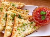 Лучшая закуска к пиву - чесночные гренки с сыром