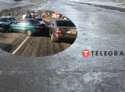 Машини повністю перегородили дорогу та створили пробки