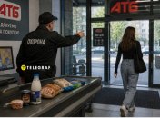 Що роблять працівники з товарами, які забули покупці
