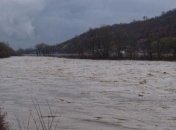 Наводнение на Закарпатье: школьника смыло в реку и унесло течением