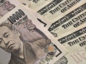 Доллар слабо дорожает по отношению к евро